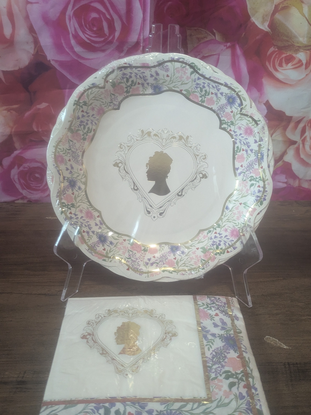 Gold Silhouette Floral Scalloped Party Plates - White and Pink Bridgerton Collec